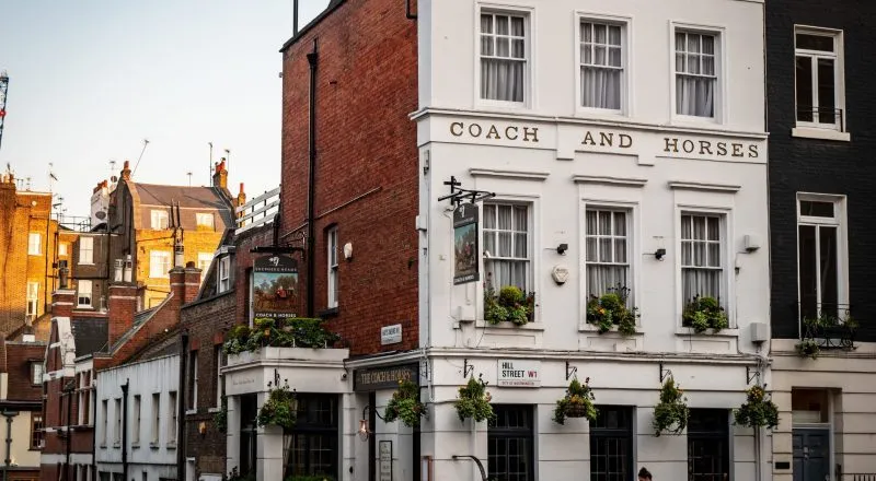 Inglaterra reabre bares e restaurantes a partir de 4 de julho