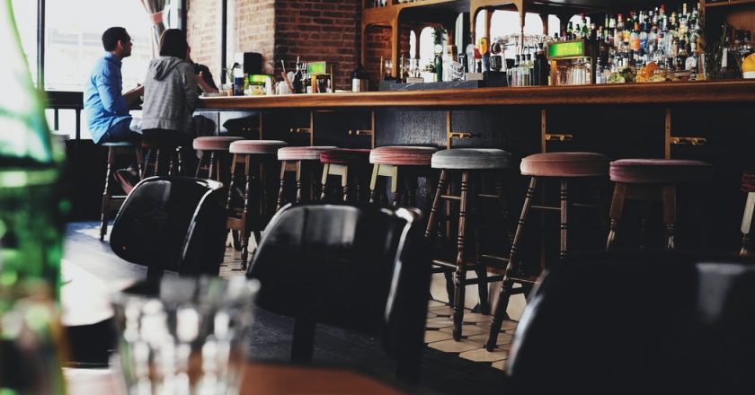 Irlanda: estudo projeta corte de 22 mil empregos em bares e pubs