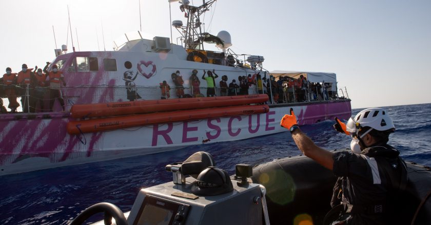 Resgatar imigrantes no mar não é opcional, defende Comissão Europeia