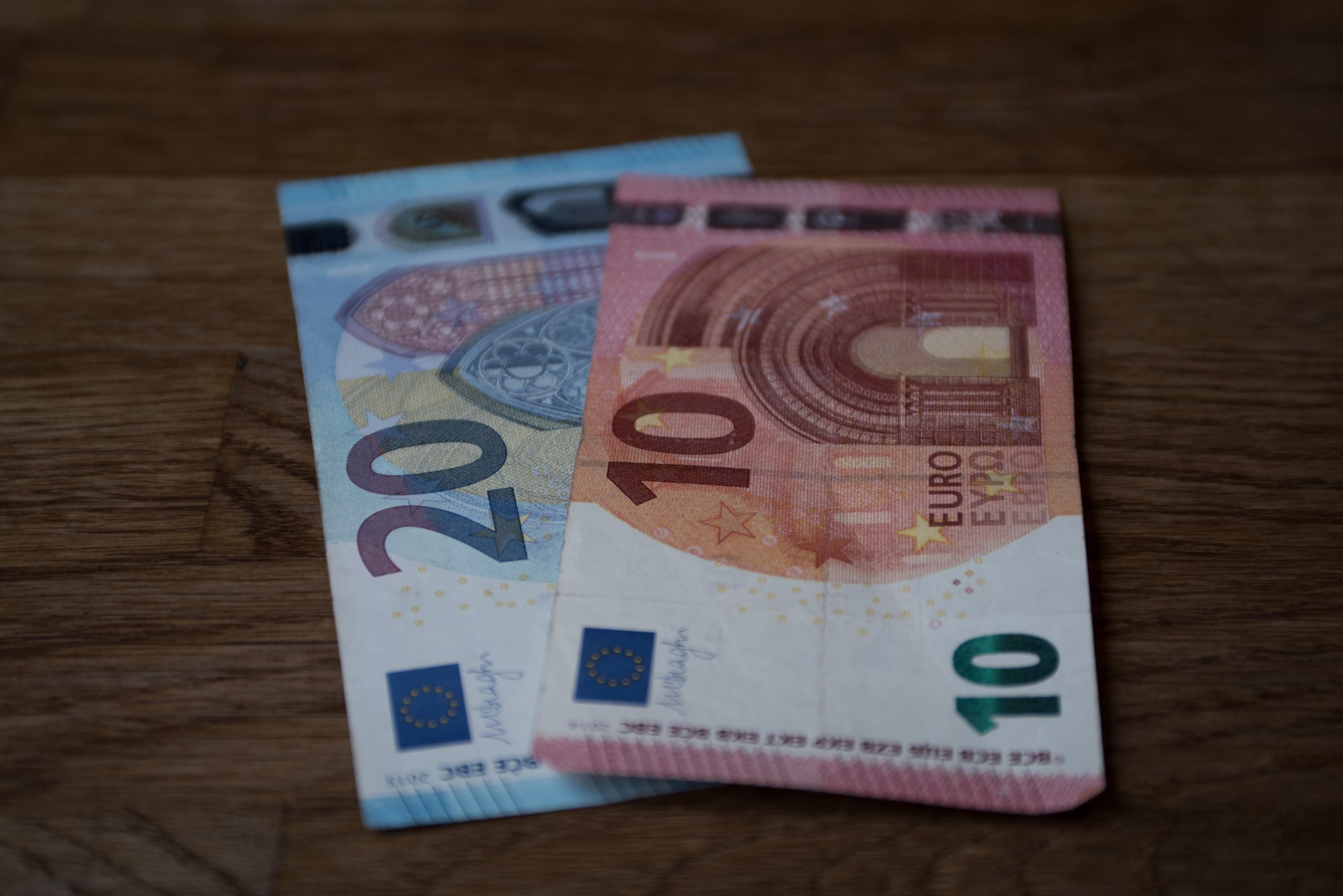 Imagem mostra duas notas de Euro: uma da dez e outra de vinte.