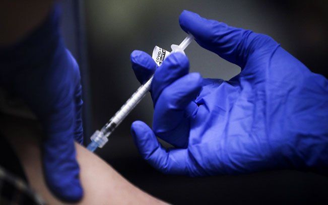 Cinco países europeus mantêm vacinação da AstraZeneca apenas para idosos