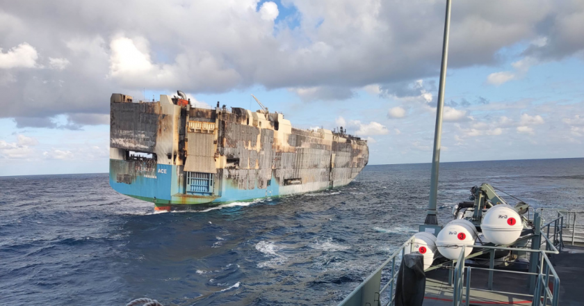 Portugal: navio com carros de luxo afunda no Oceano Atlântico