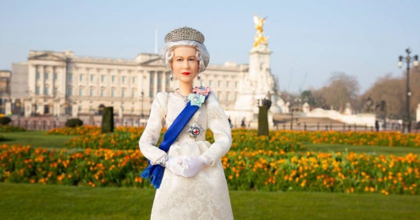 Rainha Elizabeth II completa 96 anos e é homenageada com boneca da Barbie