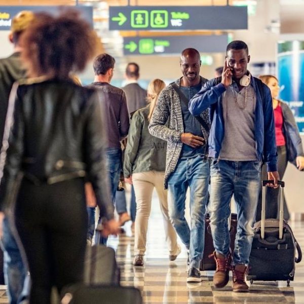 Holanda deixa de exigir máscaras em aeroportos e voos