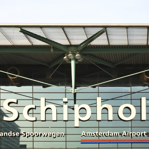 Aeroporto de Amsterdã vai compensar passageiros que perderam voos