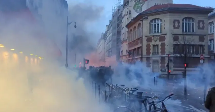 Manifestantes protestam em Paris após ataque a tiros com três mortes