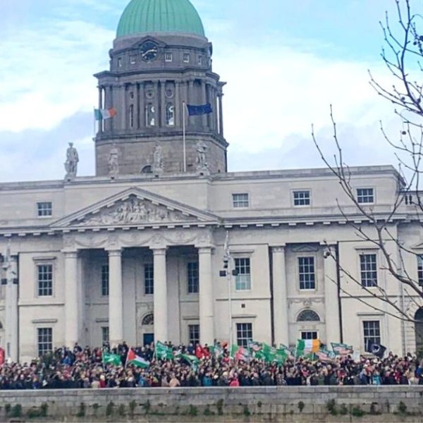 Milhares de manifestantes saem às ruas contra racismo na Irlanda