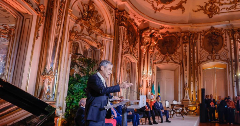 Após espera de quatro anos, Chico Buarque recebe Prêmio Camões em Lisboa