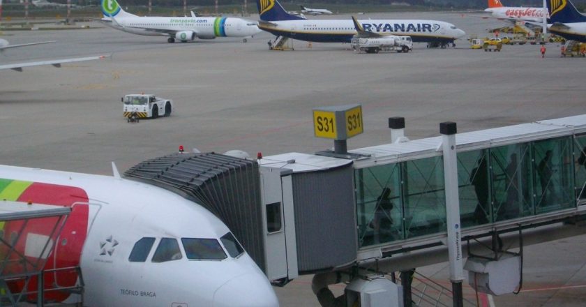 Verão: Portugal vai reforçar em 25% o número de agentes nos aeroportos