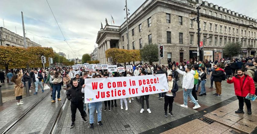 Protesto paralisa o centro de Dublin para pedir justiça por brasileiro atropelado pela polícia irlandesa