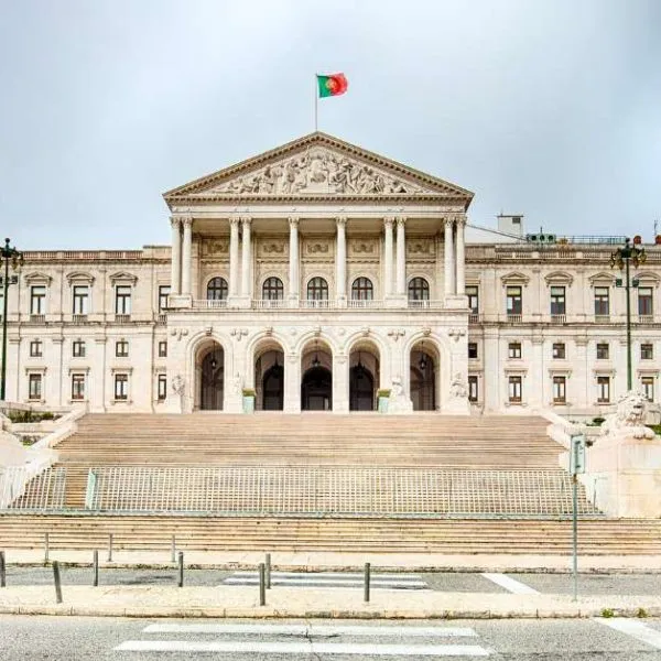 Portugal: Comissão aprova proposta da oposição para reduzir imposto sobre salário em 6 faixas