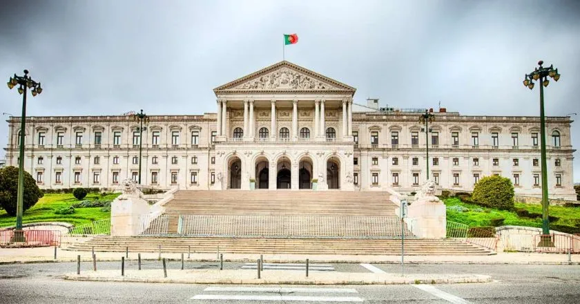 Portugal: Comissão aprova proposta da oposição para reduzir imposto sobre salário em 6 faixas